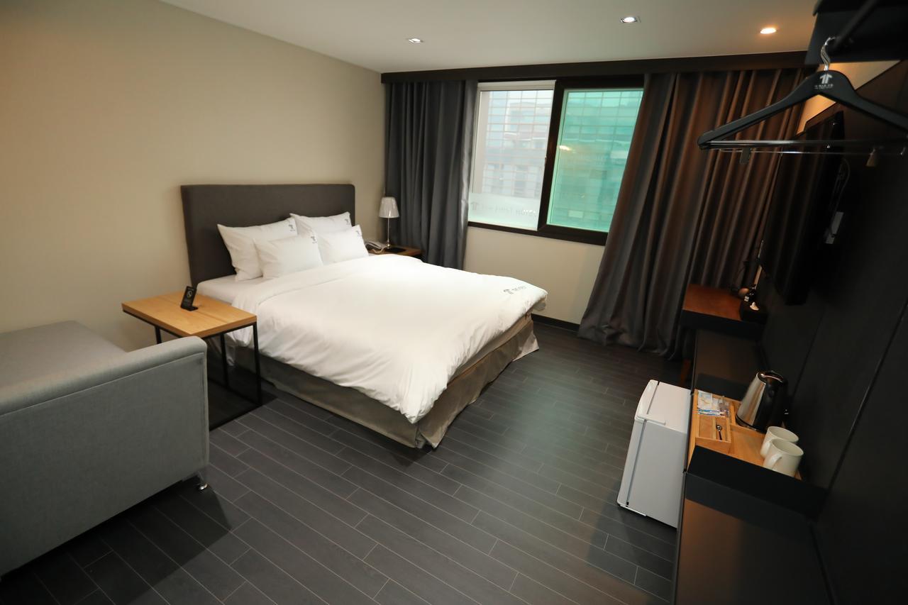 The First Hotel Cshangvon Kültér fotó